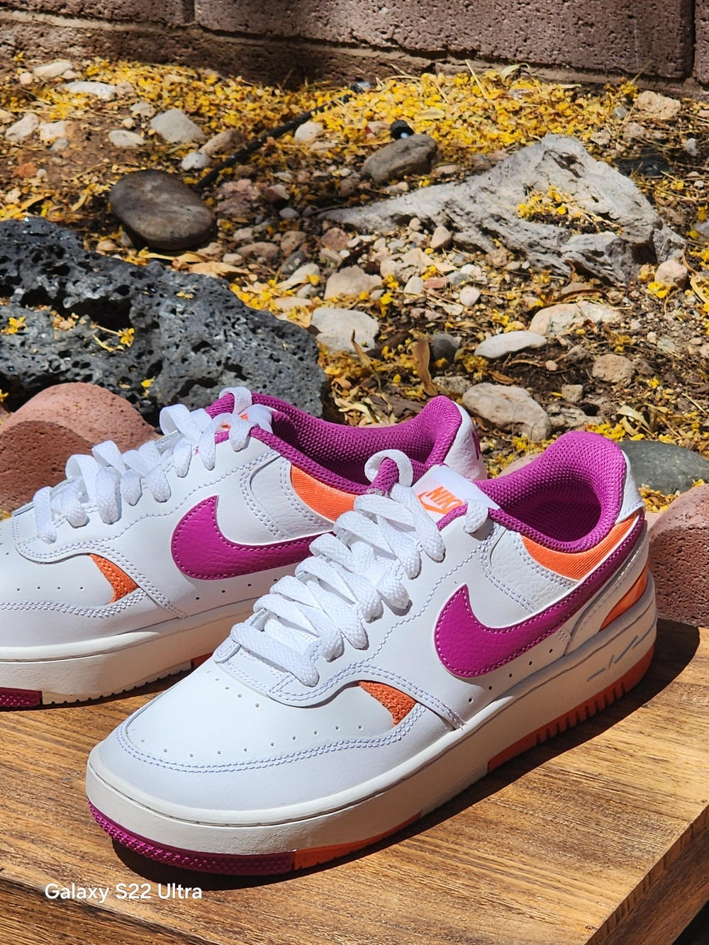 Nike Women’s Gamma Force White Hot Fuchsha Wild Mango Sneaker Size 7,5 - Picture 3 of 7